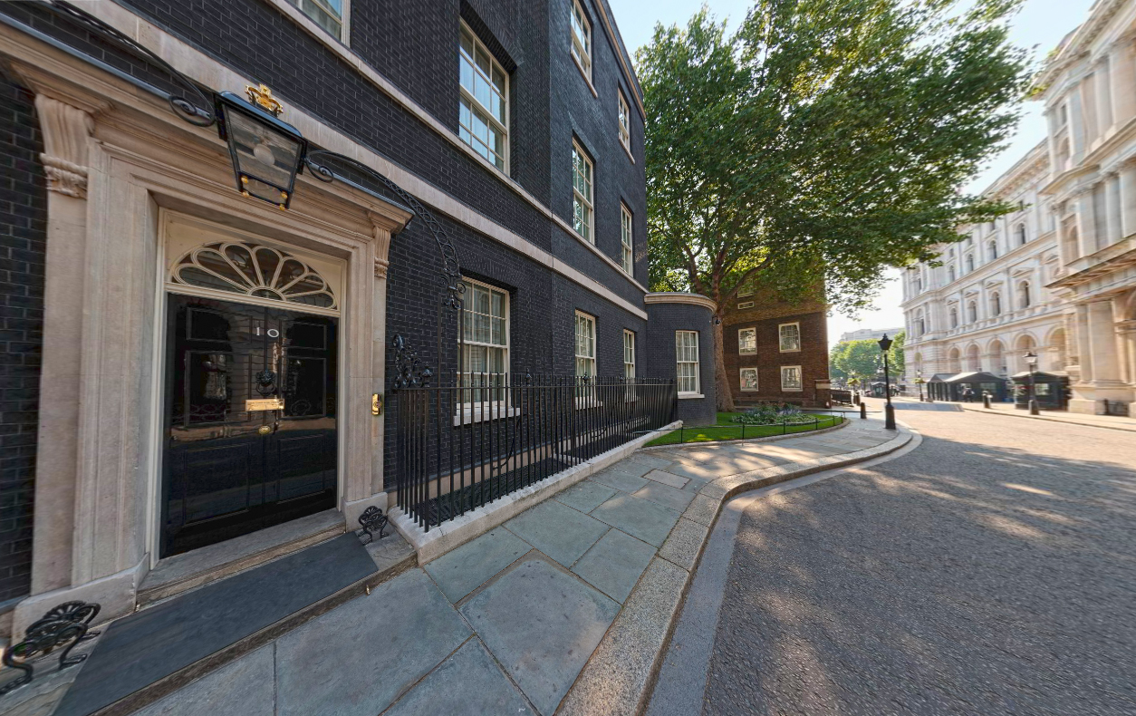 10 downing street. Даунинг стрит 10. Даунинг-стрит в Лондоне. Англия улица Даунинг стрит. Prime Minister 10 Downing Street.