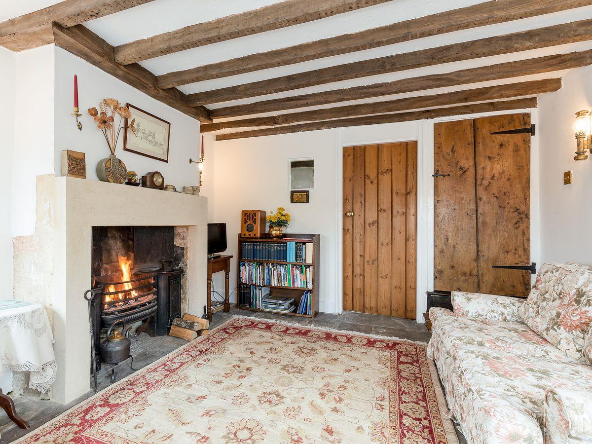 English Cottage Interiors Floral Fabrics And Antique Rugs Scene